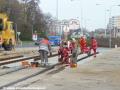 Masáci provádí pokládku prvních kolejových polí S49 u zastávky Bulovka. | 19.04.2012