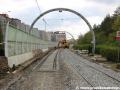 Pohled zpět k zastávce Sídliště Barrandov. Z důvodu zřizování bezžlábkových kolejnic je nutné nahradit původní typ železobetonových pražců. | 25.04.2020