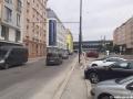 Na Palmovce, podél tramvajové tratě v ulici Na Žertvách již stojí první sloupy trolejového vedení pro trolejbusy, včetně výložníků. | 14.07.2022