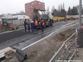 Na dokončené části tramvajové tratě již probíhá pokládka asfaltové vrstvy pro provoz automobilů. | 02.12.2022