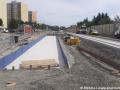Vznikající zastávky CIolkovského. Zatímco v koleji do centra je již dokončeno i uložení betonových prefabrikátů, kolej z centra má hotový jen betonový základ. | 01.06.2023