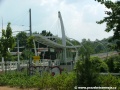 Pohled na nástupiště zastávky Hlubočepy z centra s částí mostní estakády | 28.7.2006