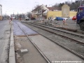 Pokládka první vrstvy litého asfaltu na betonovou výplň koleje. | 22.2.2010