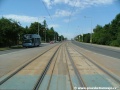 I za zastávkami Říčanova ještě tramvajová trať pokračuje táhlým pravým obloukem.