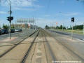 Za křižovatkou na Vypichu tramvajová trať opouští konstrukci velkoplošných panelů BKV a přechází do otevřeného svršku.