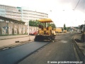 Na vyfrézovanou vrstvu asfaltu se speciálním mechanizmem položí nová | Klapkova ulice 15.7.2000