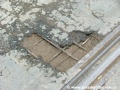 Povrch panelů BKV není dostatečně chráněn proti působení chemikálií jimž jsou vystaveny a dochází k vydrolování betonu a obnažení ocelové armatury | náměstí Republiky 23.7.2005