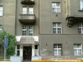 Na omítce domu č.or.15 v Bubenské ulici zůstala zachována v omítce stopa po uchycení růžice trolejového vedení. | 3.9.2006
