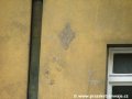 V omítce domu č.or.17 ve Veletržní ulici zůstaly zachovány otisky po upevnění dvou růžic nad sebou nesoucích před lety trolejové vedení. | 3.9.2006