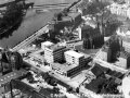 Letecký snímek budovy Elektrických podniků zachycuje podobu krajní části Bubenské ulice, v pravé části snímku ještě stojí zbytek Böhmovy továrny. | 1936