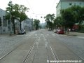 Tramvajová trať pokračuje středem ulice Komunardů v přímém úseku tvořeném velkoplošnými panely BKV.