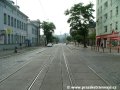 Tramvajová trať pokračuje středem ulice Komunardů v přímém úseku tvořeném velkoplošnými panely BKV.