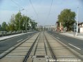 Krátký mezipřímý úsek vložený mezi dva táhlé pravé oblouky tramvajové tratě na Bubenském nábřeží.