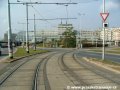 Pravý oblouk přes jízdní pruhy automobilů převádí tramvajovou trať do prostoru terminálu Vltavská.