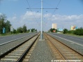 Za protisměrnými zastávkami Depo Hostivař začíná tramvajová trať v otevřeném svršku a středu Černokostelecké ulice stoupat, aby překonala železniční tratě vedené pod mostem Černokostelecké ulice.