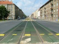 Úrovňová křižovatka tramvajové tratě s ulicemi Úvalská a Limuzská, kolejiště kryjí pryžové panely Holdfast.