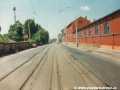 Podél přízemních budov ČKD trať pokračovala k zastávce Ocelářská. | 30.7.1995