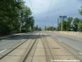 V přímém úseku pokračuje tramvajová trať po mostovce Libeňského mostu