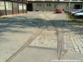 Pozůstatky po rušném tramvajovém provozu v areálu Rustonky zůstávaly v podobě kolejí skryty mezi dlažebními kostkami, pod asfaltovými záplatami a vrstvou prachu i dvacet let od ukončení provozu tramvají | 6.9.2005