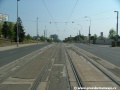 Tramvajová trať se přibližuje k zastávce Nádraží Veleslavín do centra.