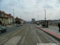 Přímý úsek tramvajové tratě v prostoru dočasně přesunuté zastávky Horoměřická do centra.