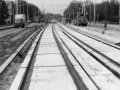Rekonstrukce tramvajové tratě metodou velkoplošných panelů BKV omezovala provoz takřka celý rok, snímek pochází od zastávky Vozovna Vokovice. | 1989
