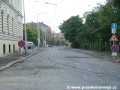 Celkový pohled na manipulační jednokolejnou trať v ulici Hládkov proti směru pojíždění.