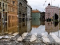 Vltavská voda během povodňové kulminace opustila své koryto a zaplavila prostor Těšnova včetně tramvajové tratě | 15.8.2002
