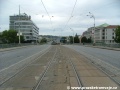 Táhlý levý oblouk tramvajové tratě ve středu mostovky Hlávkova mostu