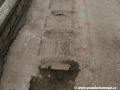 V zachovalé původní betonové desce stále objevuje původní podkladnice. | 24.7.2011