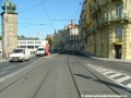 Za ostrůvkem zastávky Jiráskovo náměstí se tramvajová trať stáčí protioblouky k prostoru protisměrné zastávky Jiráskovo náměstí