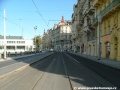 Prostor zastávky Jiráskovo náměstí z centra u tramvajové tratě zrekonstruované metodou W-tram s asfaltovým zákrytem