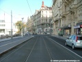 Tramvajová trať v prostoru ostrůvku zastávky Jiráskovo náměstí z centra již míří ke křižovatce Mánes