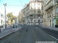 Tramvajová trať v prostoru ostrůvku zastávky Jiráskovo náměstí z centra již míří ke křižovatce Mánes