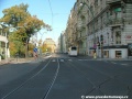 Tramvajová trať s asfaltovým zákrytem se za křižovatkou Mánes stáčí v levém oblouku