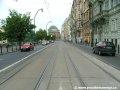 Tramvajová trať pokračuje přímým úsekem ve středu Rašínova nábřeží ve velkoplošných panelech BKV, oddělená od jízdních pruhů pro automobily podélnými prahy
