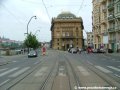 Tramvajová trať se na Rašínově nábřeží před budovou Národního divadla stáčí levým obloukem