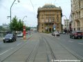 Tramvajová trať se na Rašínově nábřeží před budovou Národního divadla stáčí levým obloukem do prostoru protisměrné zastávky Národní divadlo