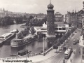 Prvorepubliková idylka na nábřeží u Jiráskova náměstí poblíž Mánesa, dvounápravové tramvaje ještě jezdí vlevo | 30. léta
