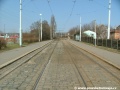 Prostor zastávek Starý Hloubětín, tramvajová trať opouští zádlažbu a přechází do otevřeného kolejové svršku.
