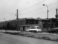 Dobová podoba tramvajové tratě a okolí v dnešní Kolbenově ulici. | okolo 1960
