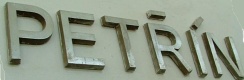 Jméno stanice Petřín, vyvedené plastickými písmeny, známými ze stanic metra