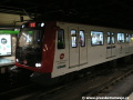 Vlak metra složený z moderní soupravy řady 5000 v jedné z podzemních stanic, kde se stýkají železniční vozy s vozy metra | 10.-15.7.2008