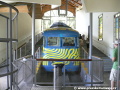 Dolní stanice pozemní lanové dráhy s jednotkou č.2 sestavenou ze dvou vozů, jejíž nátěr v kombinaci modré barva se žlutými čárami evokuje dojem zebry | 10.-15.7.2008