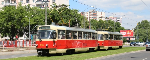 Souprava vozů T3SUCS ev.č.7833+7834 vypravená na linku 8 projíždí jediným zatravněným úsekem bratislavských tramvajových tratí k zastávce Saleziáni. | 25.6.2015