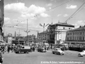Živý ruch před hlavním nádražím s dominujícími vozy T2 | okolo 1962