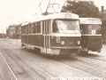 Setkání vozu T3 ev.č.1581 na lince 2 s vozem T2 ev.č.1462 na lince 4 u hlavního nádraží | okolo 1970