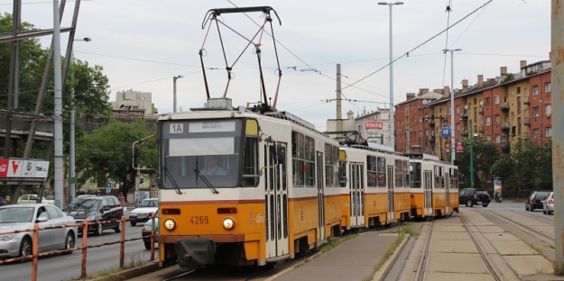 Trojice vozů T5C5 ev.č.4269+4383+4246 vypravená na linku 1A vjíždí do prostoru zastávky Puskás Ferenc Stadion. | 13.7.2012