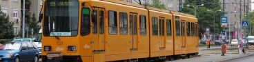 V zastávce Vásárcsarnok odbavuje cestující vůz Duewag TW6000 ev.č.1520 vypravený na linku 69, dodaný v roce 1976 pod ev.č.6066 do Hannoveru. Do Budapešti byl odprodán v roce 2001. | 24.6.2014