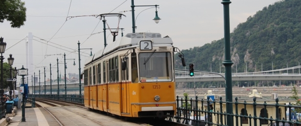 V zastávce Vigadó tér odstanicoval vůz Ganz KCSV7 ev.č.1353 vypravený na linku 2. Vůz byl v roce 1999 modernizován z typu Ganz CSMG2, který byl vyroben v roce 1971. | 25.6.2014
